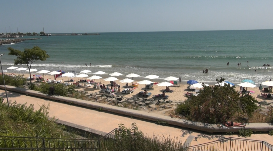 Напрежение в Несебър: Хотелиер постави чадъри и шезлонги на безстопанствен плаж